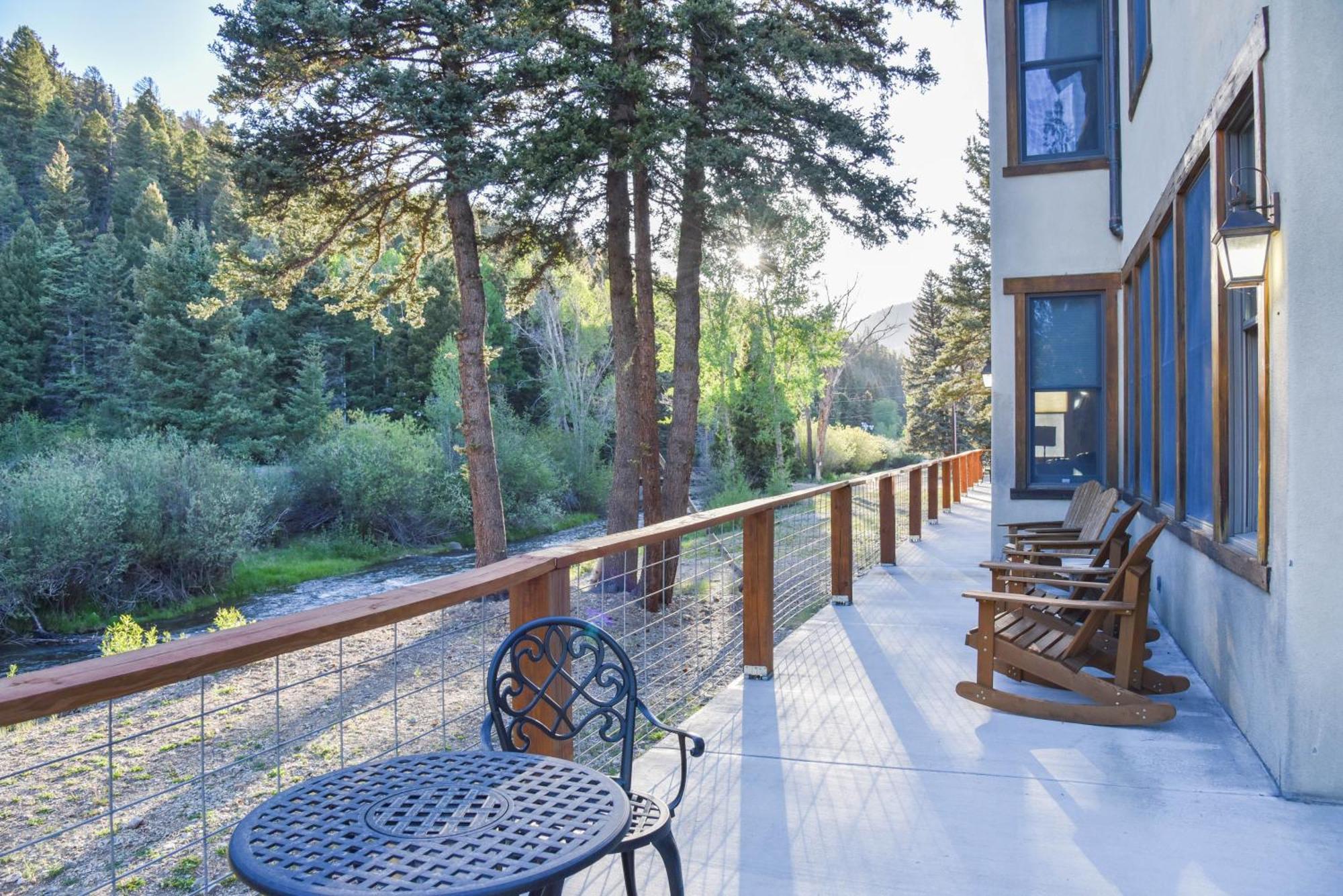 River Lyric Lodge - Formerly Double Dog Red River Eksteriør billede